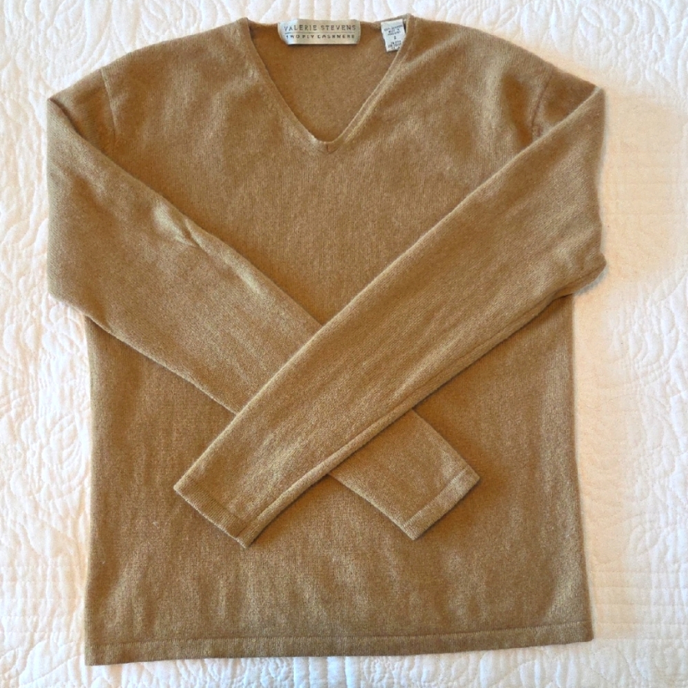 Women's Valerie Stevens 2-ply Cashmere V-nevk Sweater In Camel, Size S